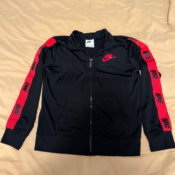 black nike jacket boy size 6-7 years old full zipper and pocket both sides. - Picture 3 of 6